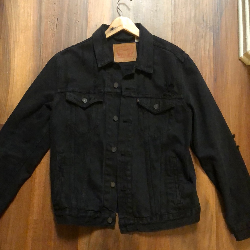 Levi’s distressed denim jacket  black